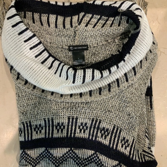 Women’s Large Fringed Sweater - Picture 3 of 3